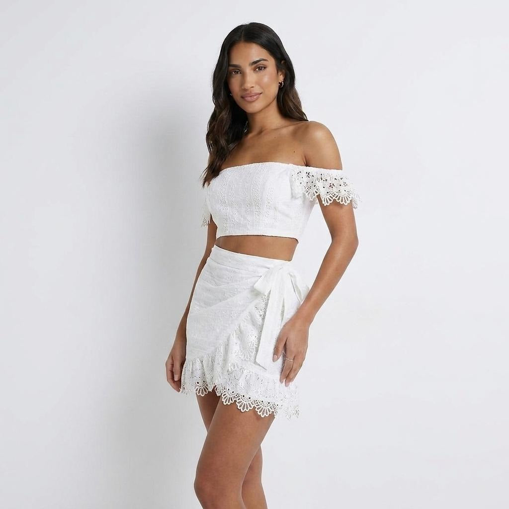 Wipes bosom skirt outfit sexy lace